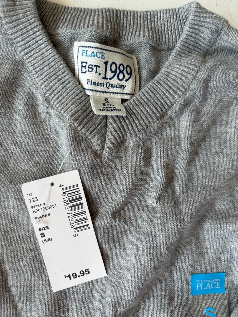 The Children’s Place grey v neck sweater size 5/6. NWT